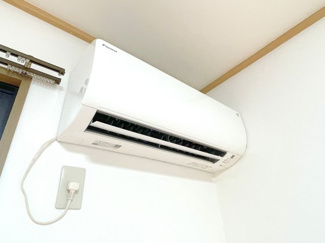 【寝室】 | アムールたかはし　２０５ | 【残置物】洋室（南西）6帖にエアコン1基あり
　ダイキン社製　2.8㎾　2021年製】
　契約期間中の修理・メンテンス・交換は借主の負担となります
　リモコンは２０２４年１１月に新調しております