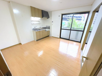 【居間・リビング】 | アムールたかはし　２０５ | 南東　ＤＫ８．２帖
※内観写真は従前契約者が御入居前（２０２４．７）撮影分です