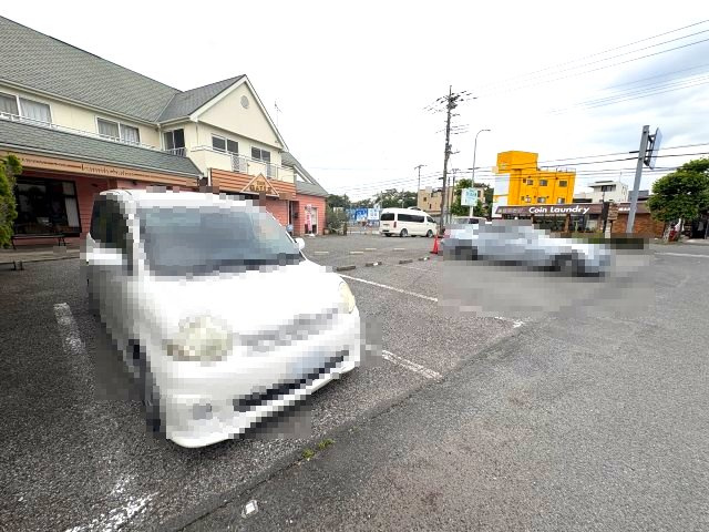 フラワーパークハイツBの駐車場|車をお持ちの方に嬉しい駐車場付きの物件です