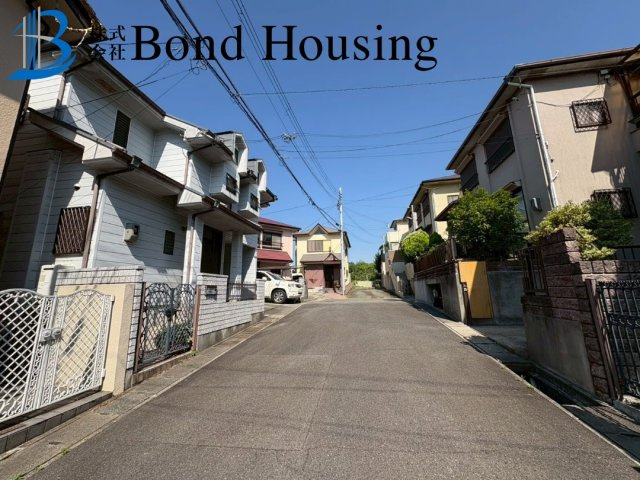 南西向きで陽当り・通風良好　伊川谷町有瀬　中古戸建　築35年の前面道路含む現地写真