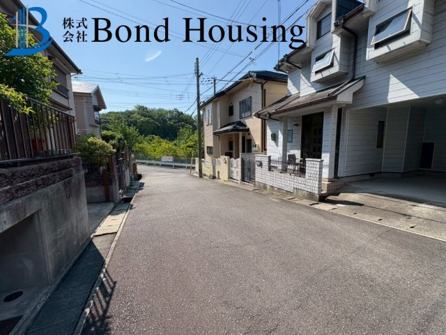 南西向きで陽当り・通風良好　伊川谷町有瀬　中古戸建　築35年の前面道路含む現地写真
