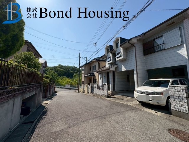 南西向きで陽当り・通風良好　伊川谷町有瀬　中古戸建　築35年の前面道路含む現地写真