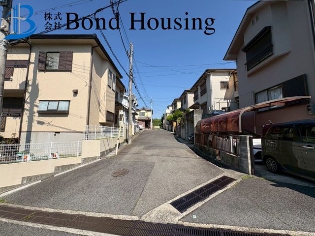 南西向きで陽当り・通風良好　伊川谷町有瀬　中古戸建　築35年の前面道路含む現地写真