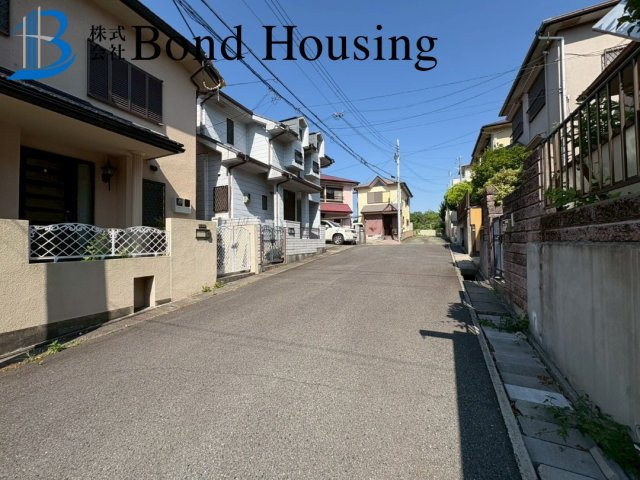 南西向きで陽当り・通風良好　伊川谷町有瀬　中古戸建　築35年の前面道路含む現地写真