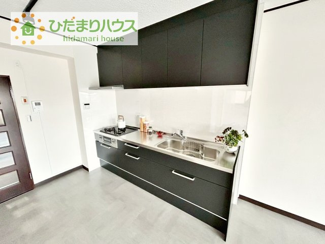 【キッチン】 | 天王台ロイヤルマンション | 3口コンロと収納豊富なキッチンで、ママの毎日のお料理もはかどります☆