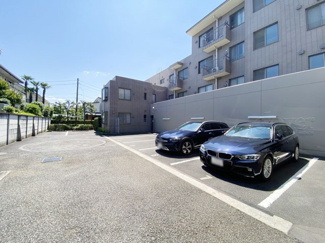 【駐車場】 | マンションの駐車場スペース。空きの有無や駐車料金、サイズ規定などについては、改めてお問い合わせください。～即日のご見学可能～　お問合せはお気軽にどうぞ。