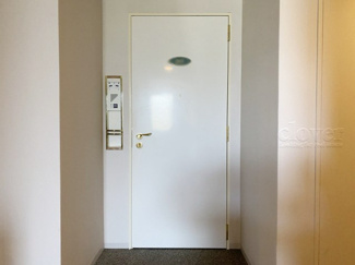 【その他共用部分】 | 皆様をお迎えする、お部屋の玄関ドア。開けやすさや開放角度、ドアノブの操作しやすさや鍵の形状などを、現地で一度ご確認ください。～即日のご見学可能～　お問合せはお気軽にどうぞ。