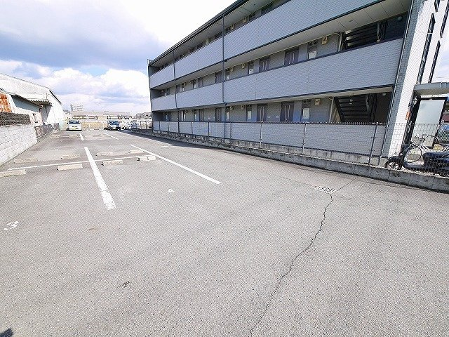 レオパレスウェストコートの駐車場|駐車場に車を止められます