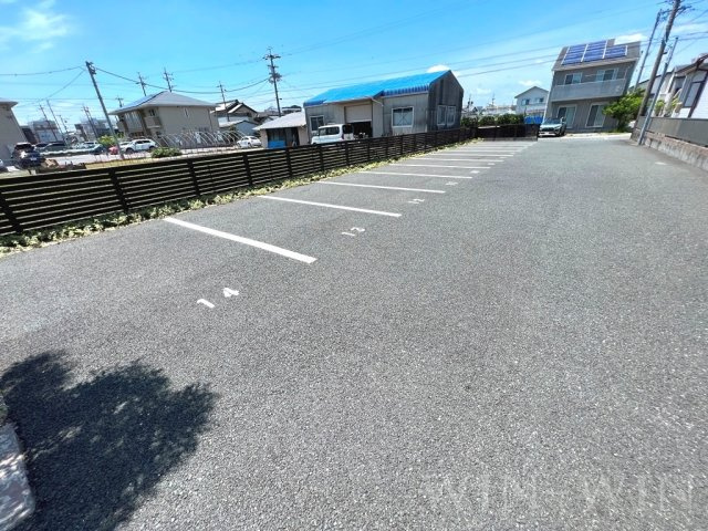 セザンヌ新栄 4の駐車場