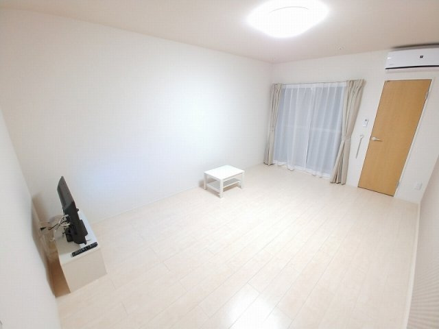 三木市大村のアパートの居間・リビング