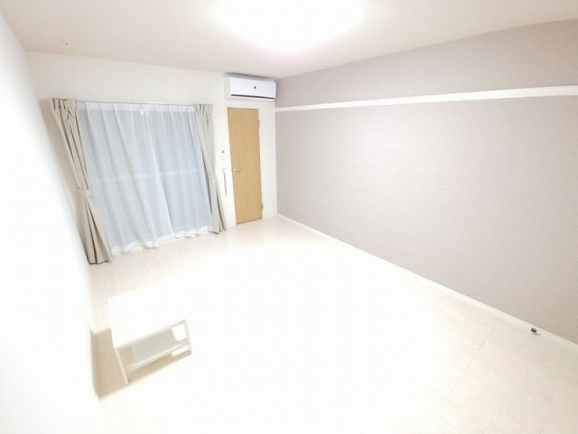 三木市大村のアパートの居間・リビング|居室