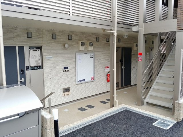 三木市大村のアパートのその他|共用スペース（掲示板・階段）