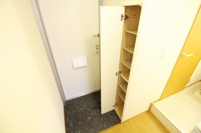レオパレスカルム大久保の玄関