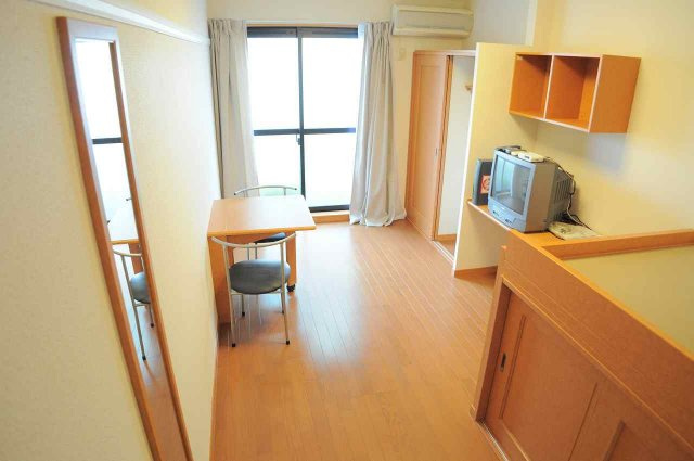 神戸市北区鈴蘭台南町７丁目のアパートの居間・リビング