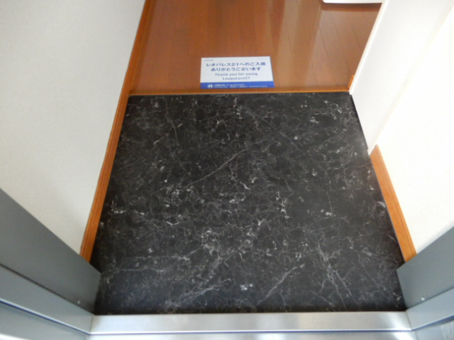 レオパレスグランプラージュの玄関