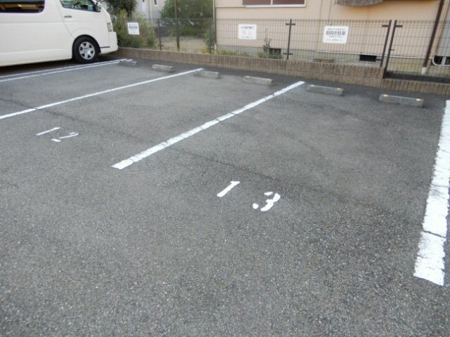 レオパレスグランプラージュの駐車場