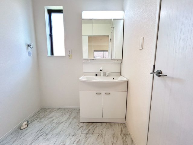 ハートフルタウン　扶桑町高雄7期　全2区画分譲の独立洗面台|奥行約420mmのコンパクト設計で従来品と異なり洗面ボウルの成型の精度が高い為スッキリ納まります。