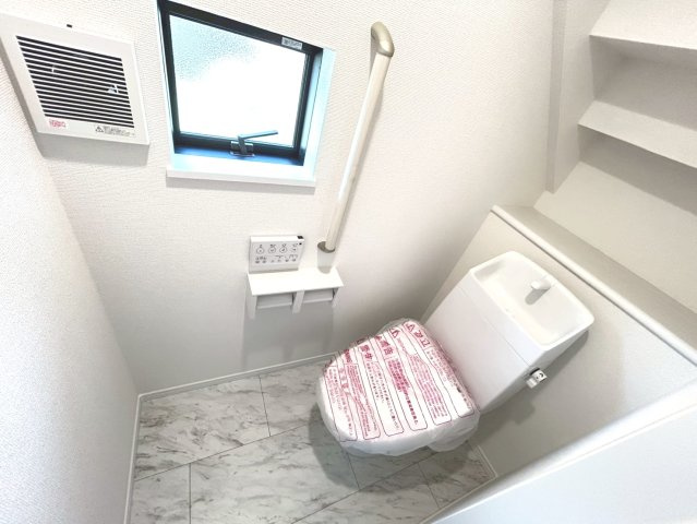 ハートフルタウン　扶桑町高雄7期　全2区画分譲のトイレ|超表面平滑加工とイオンパワーの「セフィオンテクト」加工で、汚れが付きにくく落ちやすい仕様です。