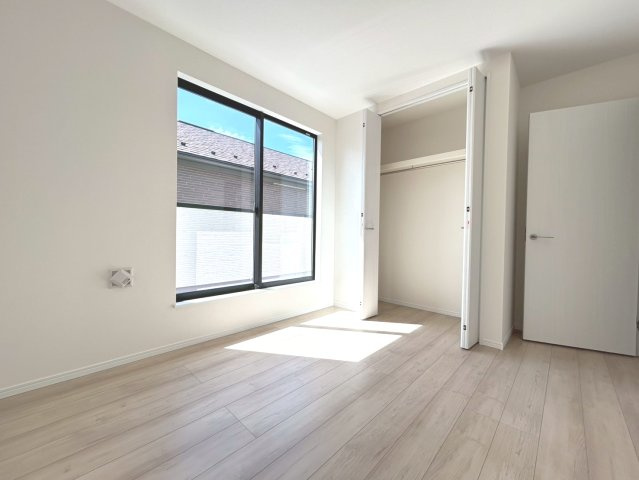 ハートフルタウン　扶桑町高雄7期　全2区画分譲の洋室|木目の美しさを際立たせるシンプルデザインで、室内に落ち着きと安らぎを与えてくれます。