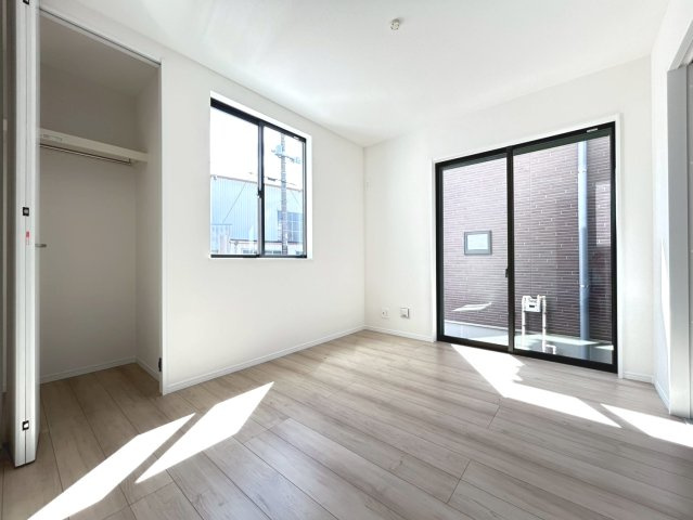 ハートフルタウン　扶桑町高雄7期　全2区画分譲の洋室|木目の美しさを際立たせるシンプルデザインで、室内に落ち着きと安らぎを与えてくれます。