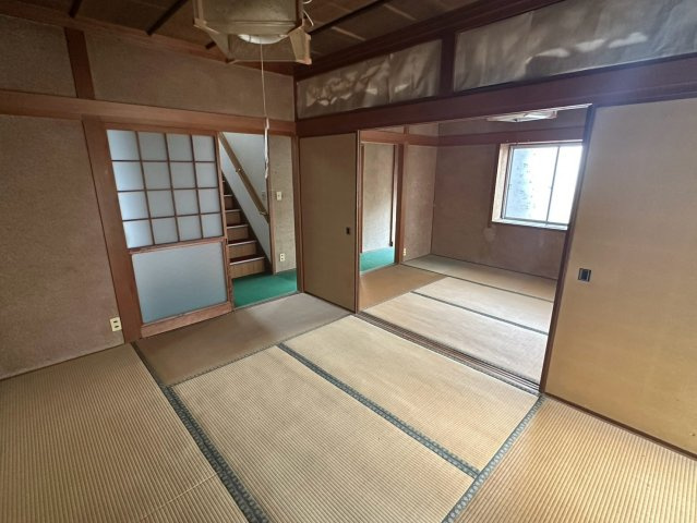 豊岡町大町　中古戸建の和室|隣接する居室とつなげて使うことで、さらに開放的な大空間としても活用できます。