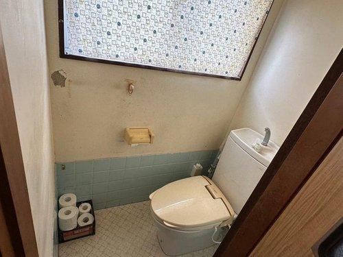 豊岡町大町　中古戸建のトイレ|清潔感のある白い内装のトイレ。窓があることで、芳香剤に頼りすぎず自然な換気が行えます。RC造の静かな環境の中にあり、落ち着いて利用できる空間。毎日の生活に欠かせない場所だからこその安心感。