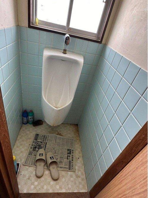 豊岡町大町　中古戸建のトイレ|窓から光が入る明るいトイレ空間。現状渡しのため、最新の温水洗浄便座への交換など、自分好みの快適な環境へアップデートする楽しみがあります。独立した配置で、家族間でもプライバシーを守れる設計。