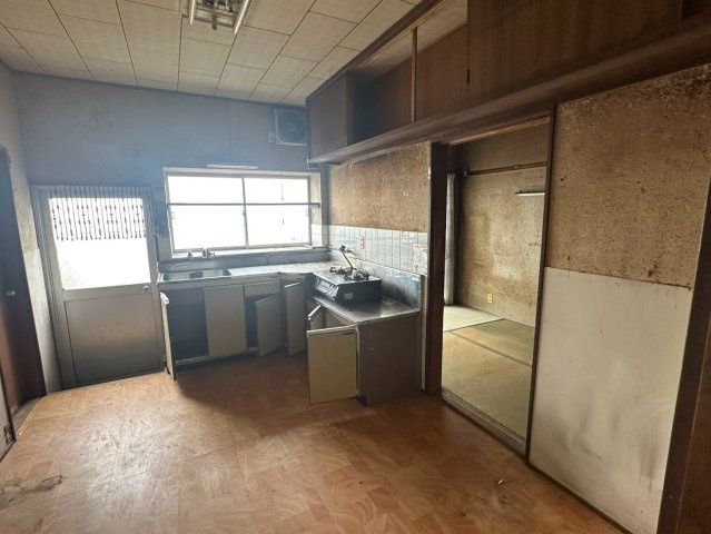 豊岡町大町　中古戸建のキッチン|十分な広さがあるキッチン空間。現状を活かしつつ、お好みのシステムキッチンを導入するベースとしても適しています。床や壁のDIYを楽しみながら、理想の調理環境を作り上げる喜びを実感できる場所。