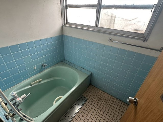 豊岡町大町　中古戸建の浴室|大きな窓が配置された浴室は、日中の入浴も気持ちよく、換気もしやすいため清潔な状態を維持できます。1日の疲れを癒やす場所として、外の空気を感じながらリラックスしたバスタイムを過ごせる空間。