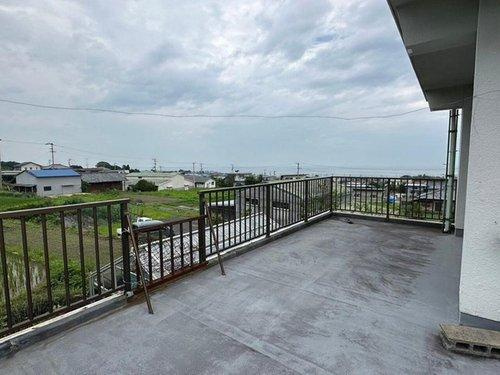 豊岡町大町　中古戸建のバルコニー|案1：高台に位置する物件最大の魅力、パノラマビューを楽しめる広々としたバルコニー。周囲に高い建物がないため、視線を気にせず洗濯物を干せます。椅子を置いて、夕涼みをしながら景色を眺める特別な時間を。