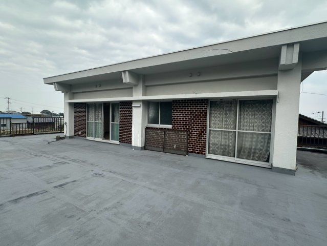 豊岡町大町　中古戸建のバルコニー|南向きで太陽の光が一日中降り注ぐバルコニー。洗濯物もカラッと乾き、布団干しも一度にたくさん行える広さがあります。RC造のしっかりとした床面で、プランターを置いたガーデニングも楽しめる空間。