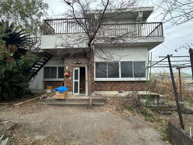 豊岡町大町　中古戸建の外観|RC造ならではの重厚感と安定感を感じさせる外観デザイン。高台にそびえ立つ姿は存在感があり、駐車4台が可能な広い前面スペースが利便性を高めます。