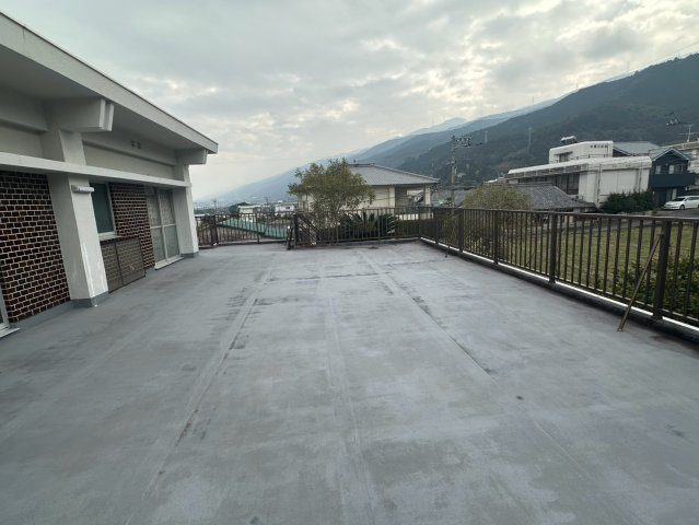 豊岡町大町　中古戸建のバルコニー|2階からの開放的な眺望は、この物件ならではの魅力。朝のコーヒータイムや読書など、外の空気を感じながらリフレッシュする場所として活躍します。広いスペースを活かし、趣味の道具の手入れもできます。