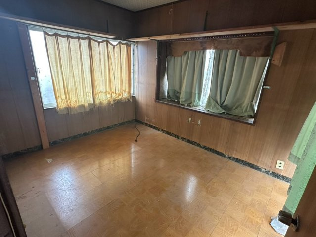 豊岡町大町　中古戸建の洋室|二面採光で明るく、風の通り道が確保された心地よい空間。朝は爽やかな光で目覚め、夜は静かな環境で一日の疲れを癒やせます。7DKの魅力を最大限に活かした、自分らしい暮らしを実現できる居室。
