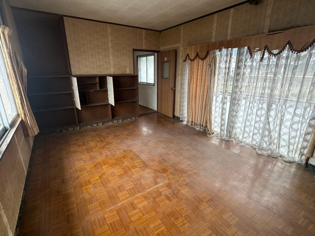 豊岡町大町　中古戸建の洋室|2階に位置する居室からは、高台ならではの素晴らしい眺望が楽しめます。バルコニーへ直接出入りできるため、布団干しなどの家事も楽々。開放感あふれる景色を独り占めできるプライベート空間。