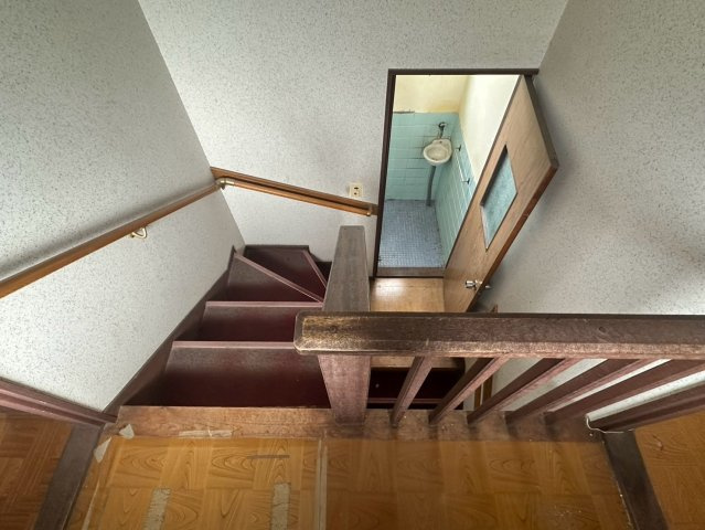 豊岡町大町　中古戸建の内装|手すり付きの階段で高齢の方でも安心して昇り降りできます。