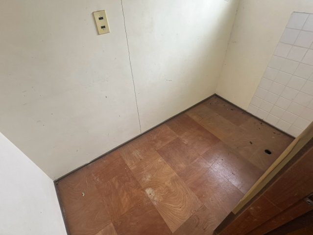 豊岡町大町　中古戸建の収納|洗面所横の収納です。日用品のストックや掃除用具の収納に役立ちます。