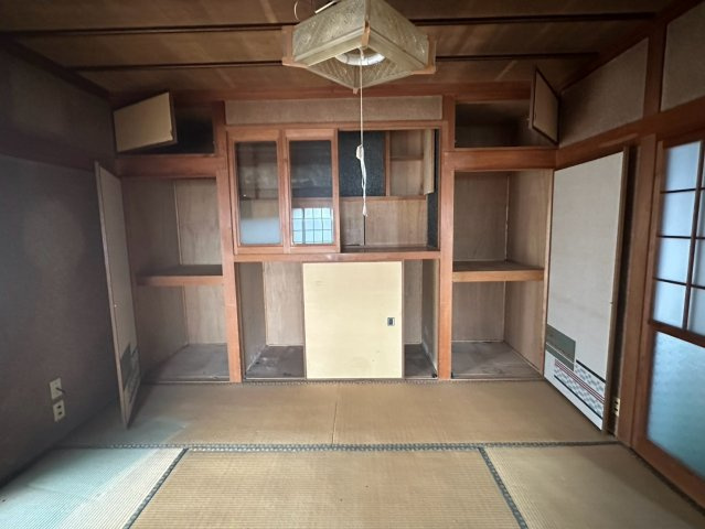 豊岡町大町　中古戸建の和室|独立性の高い配置で、受験勉強やリモートワークにも適した静かなお部屋。RC造のしっかりとした壁が、周囲の音を遮断し自分だけの時間を守ります。