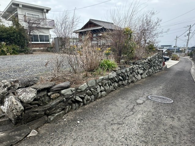 豊岡町大町　中古戸建の外観|高台に位置し、遠くからも視認できるRC住宅。広い庭スペースと駐車4台分の空地があり、車社会の暮らしを強力にサポートします。