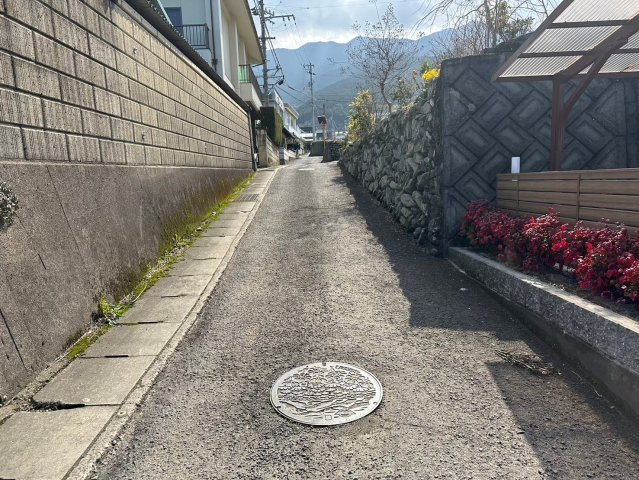 豊岡町大町　中古戸建の前面道路含む現地写真|東側接道を南向きに撮影。幅員 約3mで大きめの車でも通行可能です。