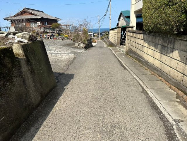 豊岡町大町　中古戸建の前面道路含む現地写真|東側接道を北向きに撮影。隣地との距離が保たれているのでプライベートな空間を確保することができます。