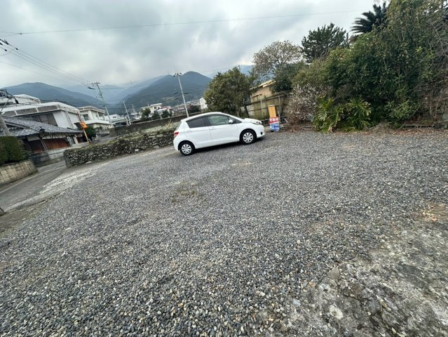 豊岡町大町　中古戸建の駐車場|広い庭スペースと駐車4台分の空地があり、車社会の暮らしを強力にサポートします。