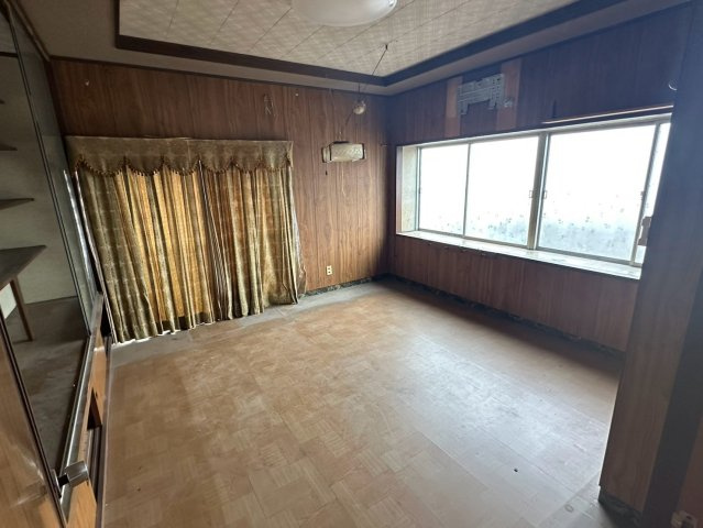 豊岡町大町　中古戸建の洋室|独立性の高い配置で、受験勉強やリモートワークにも適した静かなお部屋。RC造のしっかりとした壁が、周囲の音を遮断し自分だけの時間を守ります。