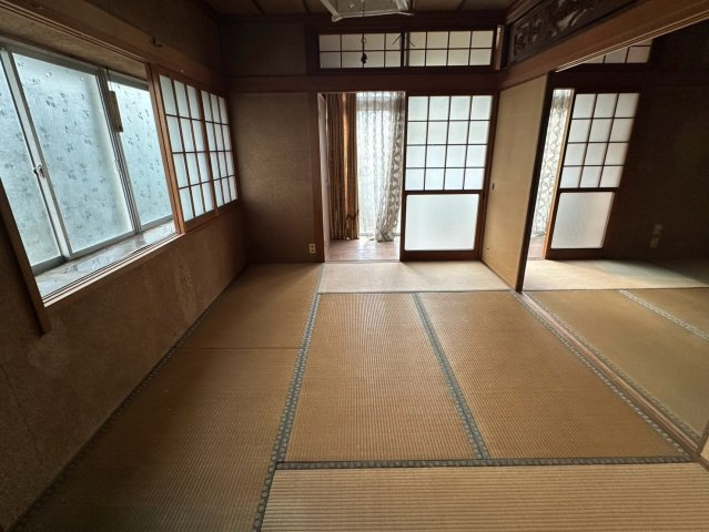 豊岡町大町　中古戸建の和室|RC造による高い遮音性で、外の音を気にせず家族団らんの時間を過ごせます。広い空間にソファやテーブルを配置し、思い思いのリラックスタイム。