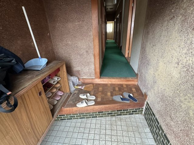 豊岡町大町　中古戸建の玄関|玄関には靴収納があり、ご家族が多い方でも収納に困りません。