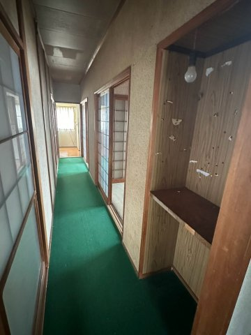 豊岡町大町　中古戸建の内装|各居室に独立性がありつつ、動線が考慮された機能的な配置。ダイニングキッチンを中心に、家族が自然と顔を合わせる設計です。豊富な部屋数は、趣味の部屋や収納スペースとしても十分に活用可能。