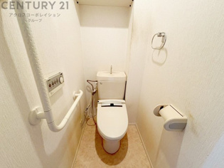 温水洗浄便座付トイレは温水洗浄機能により、暖かい水でおしりを洗浄することができ、冷たい水を使う従来の便座に比べ、温水洗浄機能で暖かいトイレを提供し、快適な使用を可能にします。
