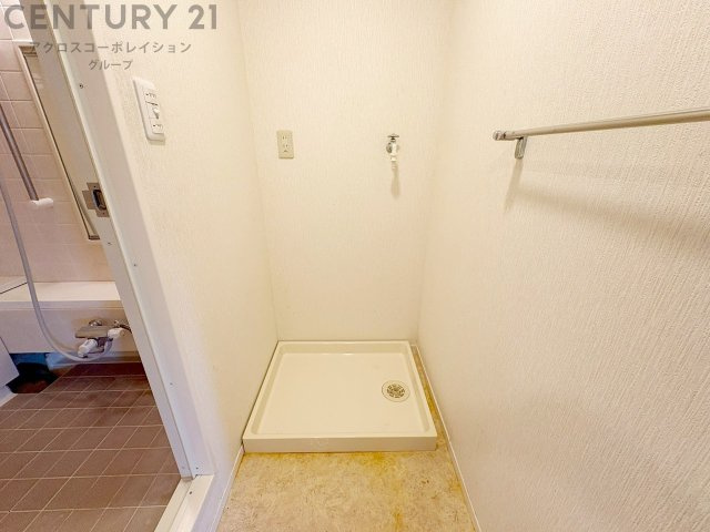 洗濯物の仕分け作業がしやすく、整理整頓が容易になります。洗濯音や湿気を他の部屋に持ち込まず、生活環境を快適に保ちます。上部を活用すれば収納スペースを確保でき洗剤や洗濯用品の整理もしやすくなります。
