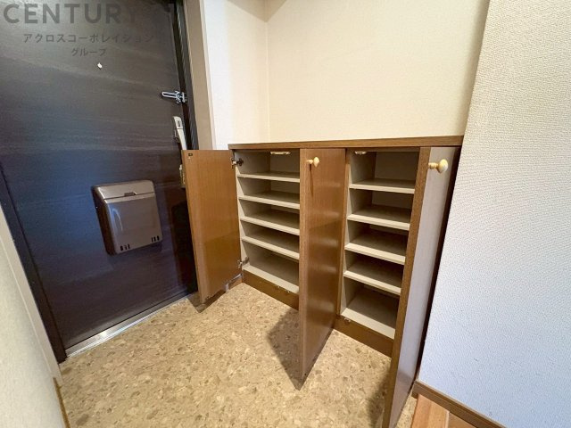 大きな玄関収納付きの玄関です　家族皆様の履物をしっかり収納できます
