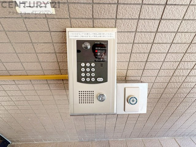 オートロック式エントランスは他の住民や外部の人間が簡単に出入りできないため、個々の住戸が安全に保たれます。同時に、訪問者が来訪する場合にはインターホン等で確認することができ、不要な来客を遮断できます。